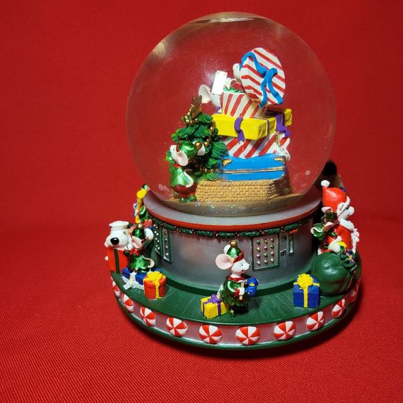 Revolving Musical Waterglobe Home for the Holidays 1999 - Picture 4 of 12